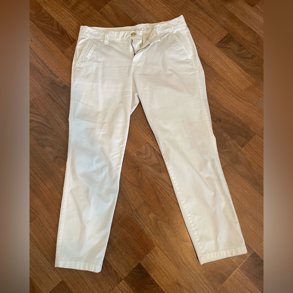 White Old Navy capris. Size 6.